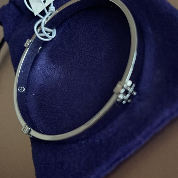 Tory Burch silver bangle with logo - new with tags never worn - Picture 4 of 7